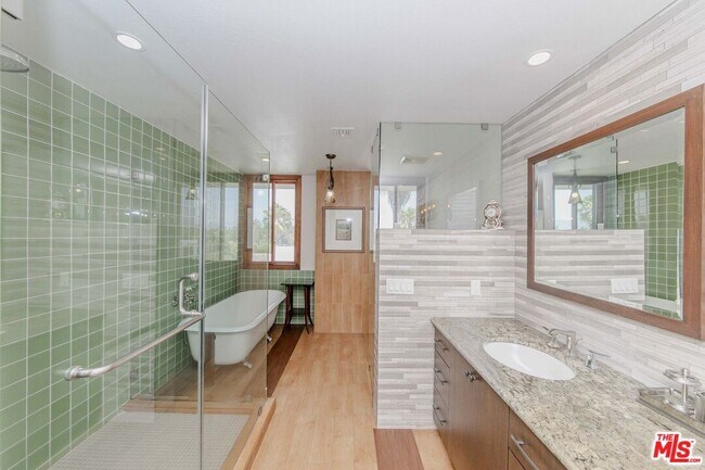 Building Photo - 4460 Wilshire Blvd