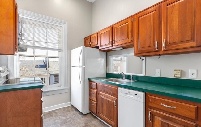 Building Photo - Charming & Spacious 2BR Right in the Heart...