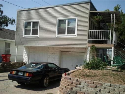 Building Photo - TWO BEDROOM HOME WITH GARAGE