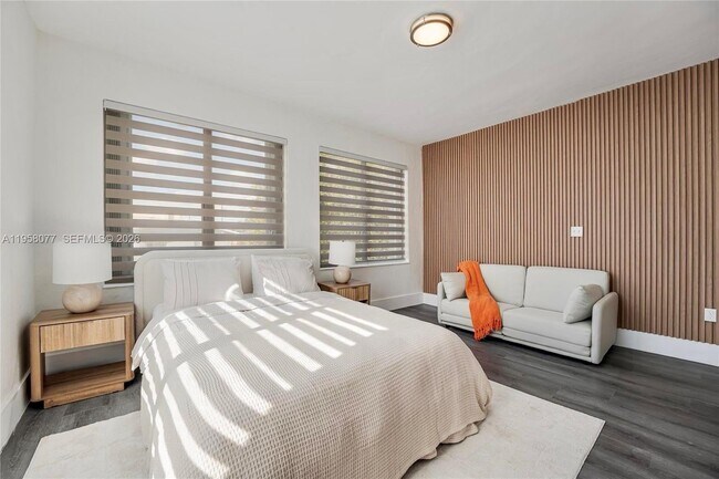 Building Photo - 301 SW 10th Ave