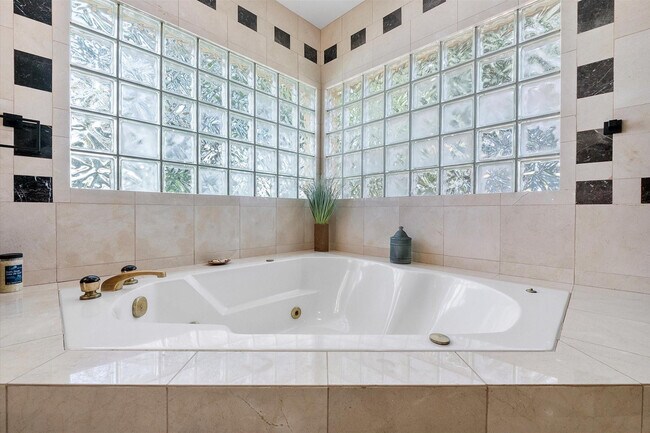 Building Photo - 2484 SE 12th St