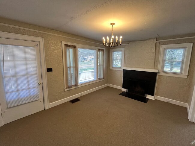 Building Photo - Charming 2-bedroom, 1-bathroom house