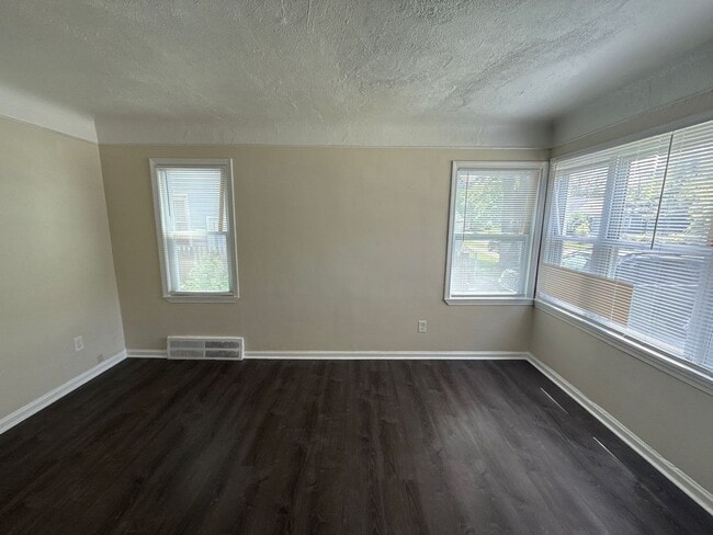 Building Photo - Fully Renovated 3-Bedroom Home – Move-In R...