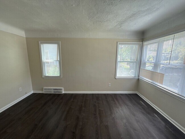 Building Photo - Renovated 3-Bedroom Home – We Welcome Sect...