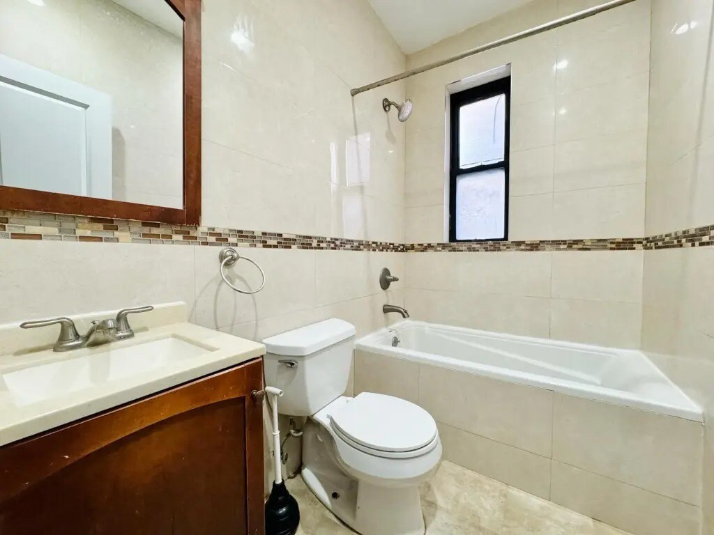 Building Photo - Furnished room/NOT APARTMENT