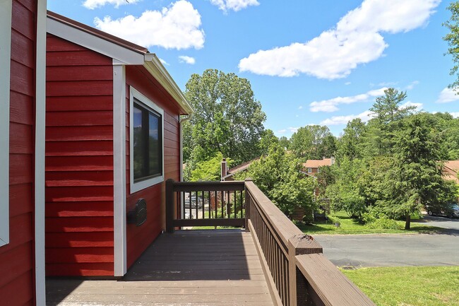 Building Photo - Move-in Ready End-Unit Stonehenge Townhome
