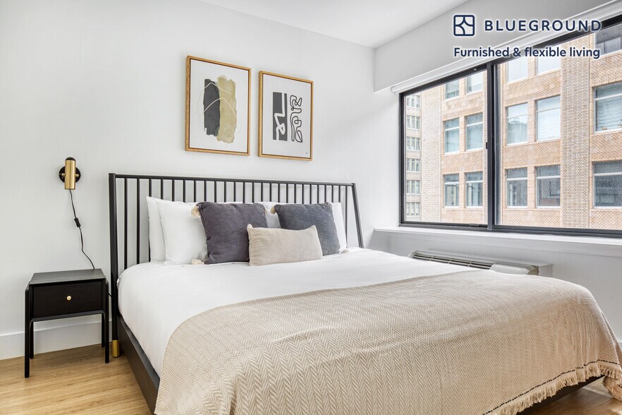 Building Photo - 160 W 24th St