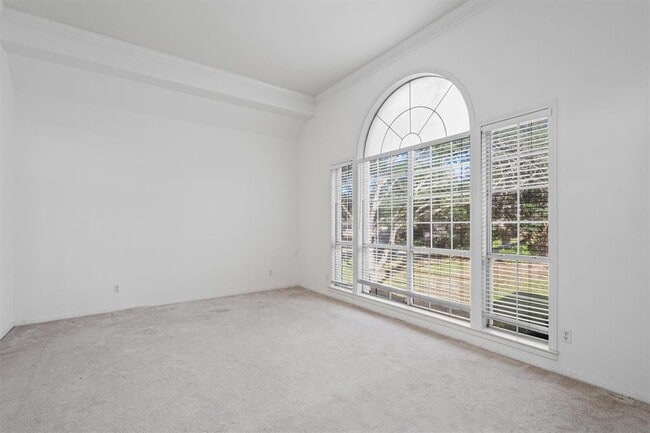 Building Photo - 1903 Port Royal Dr