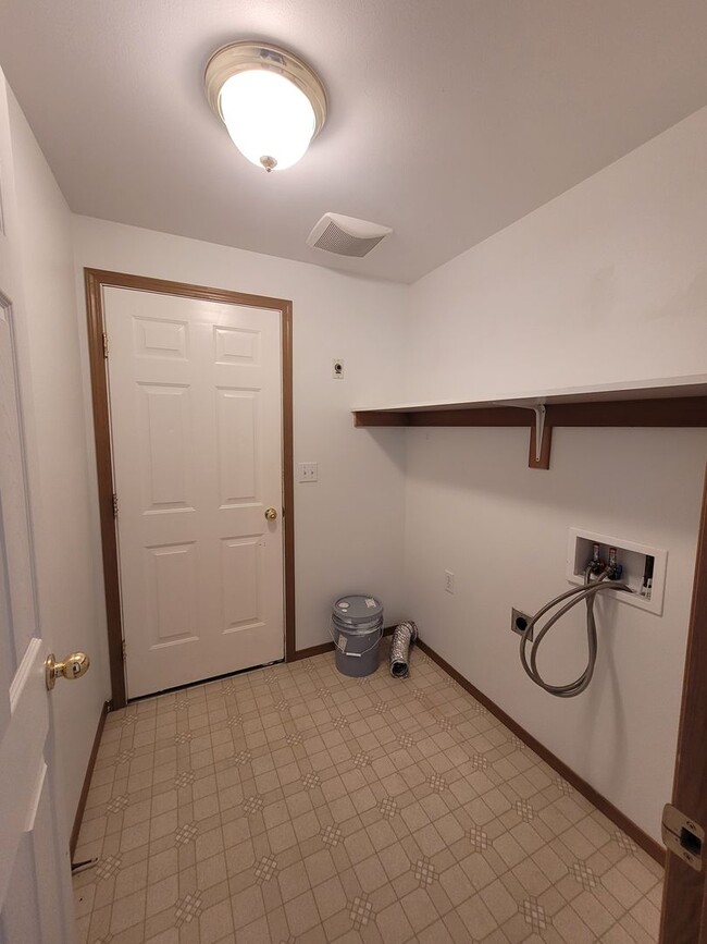 Building Photo - New Year's Special FREE January Rent- 4 Bedroom in Ephrata