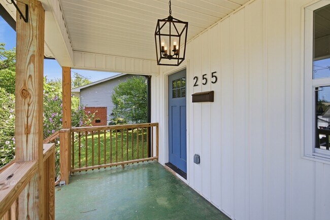 Building Photo - 255 Telford St