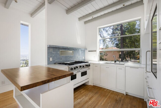 Building Photo - 631 Cross Ave