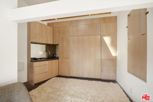 Building Photo - 601 Crestmoore Pl