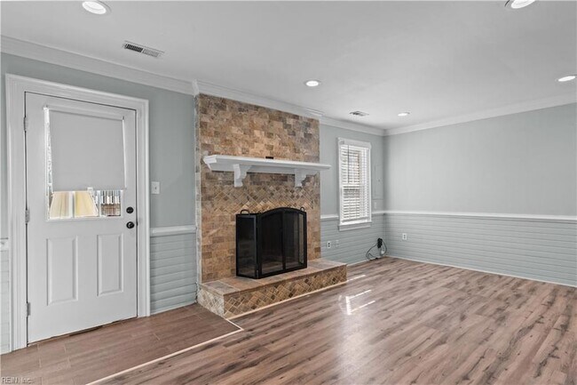 Building Photo - 345 Middle Oaks Dr