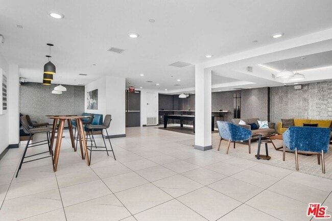 Building Photo - 453 S Kenmore Ave