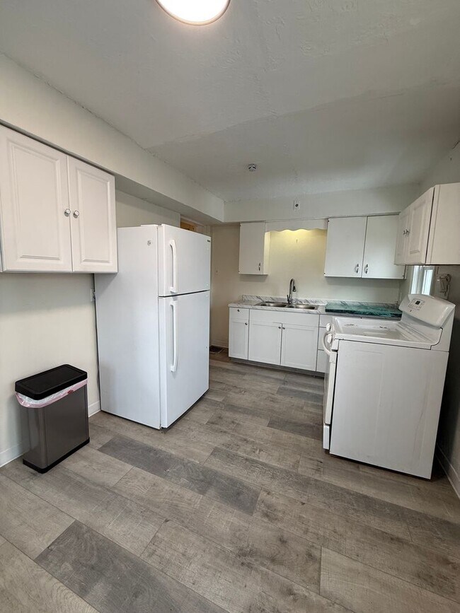 Building Photo - 2405 Jenny Lind St