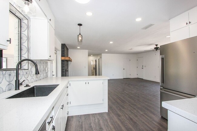 Building Photo - 8919 E Navajo Ct