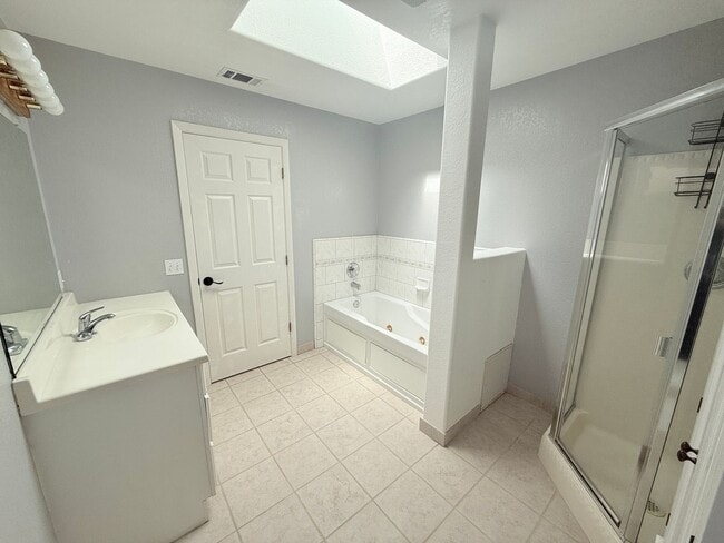 Building Photo - 1-Bedroom Unit with Parking & Appliances –...