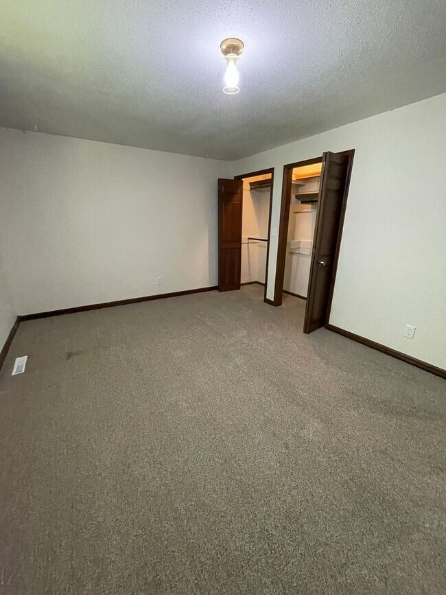 Building Photo - 6 Bed 2.5 Bath 2 Car Garage