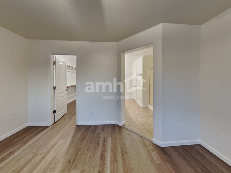 Building Photo - 2930 S Cole Dr