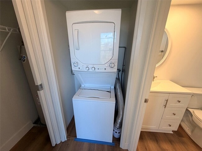 Building Photo - 605 Oaks Dr