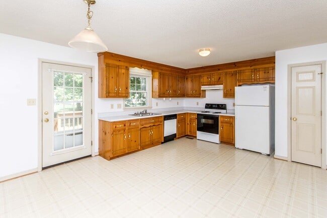 Building Photo - Charming 3BR/2BA One-Level Home with Vaulted Ceilings — Minutes to Fort Gregg-Adams — $1,795/mo!