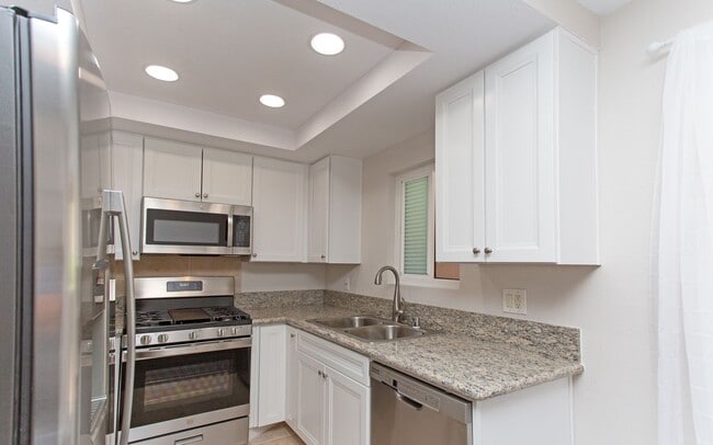 Building Photo - Downstairs End Unit 2 Bedroom Condo in Oceanside!