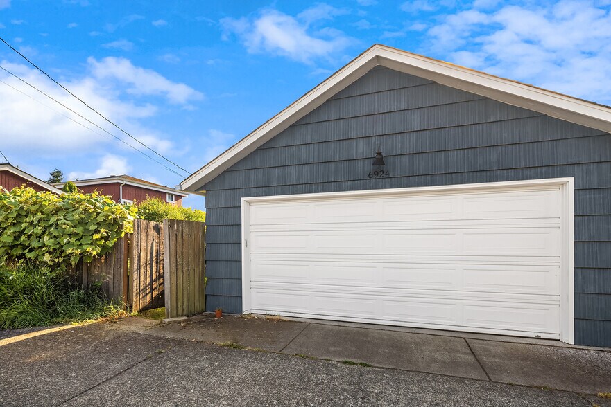 Building Photo - 6924 38th Ave SW