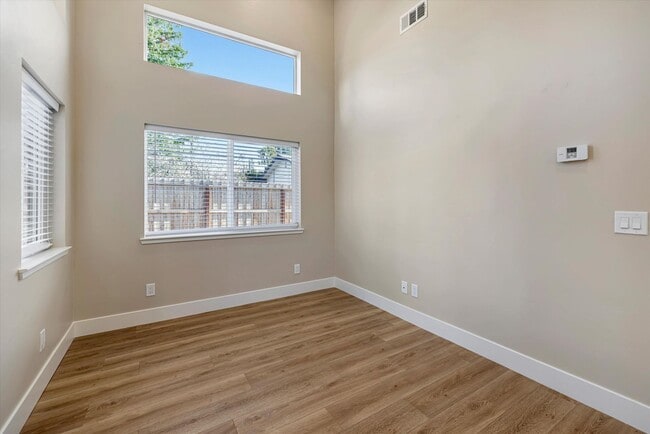 Building Photo - NEWER 2 BED, 1 BATH HOME WITH HUGE YARD AND ENCLOSED DRIVEWAY