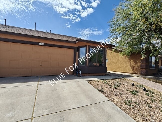 Building Photo - 2122 E Calle Arroyo Lindo