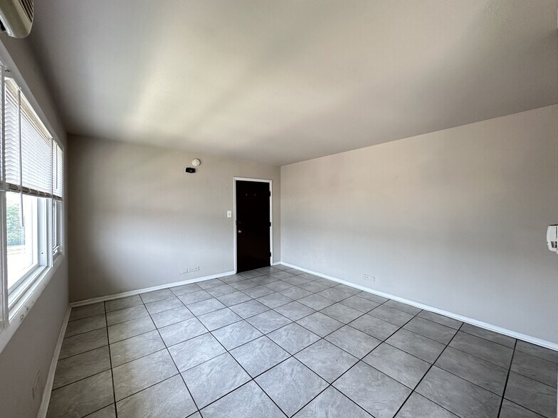 Building Photo - 9610 Ivanhoe Ave