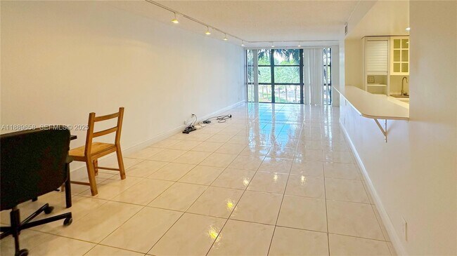 Building Photo - 800 Parkview Dr