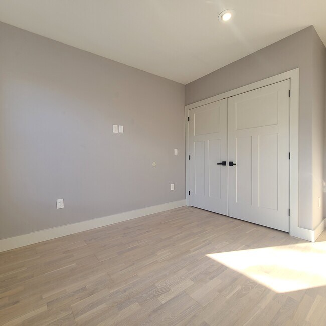 Building Photo - 21 65th St