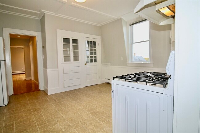 Building Photo - 2 Forest St