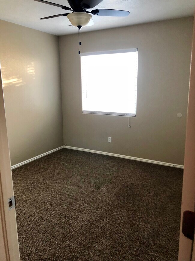 Building Photo - 441 Sunland Dr