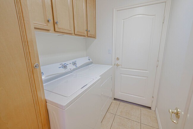 Building Photo - Bella Ventana 3 Bedroom Rental Home in Valencia!