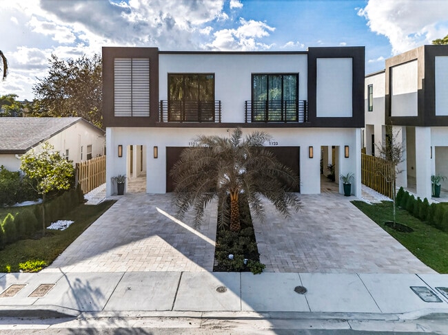 Building Photo - 1121 NE 17th Ave