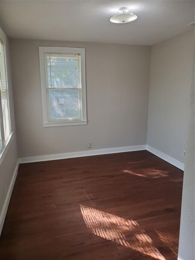 Building Photo - Spacious 3 Bed, 1 Bath Near Historic Fairmount- 76104