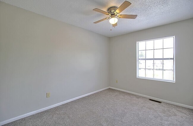 Building Photo - 912 Pineland Ave