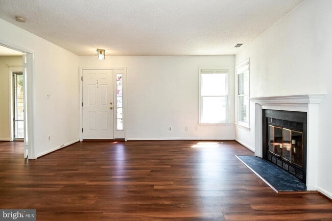 Building Photo - Charming and light-filled 1-bedroom, 1-bat...