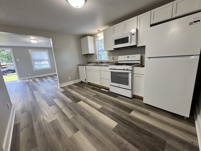 Building Photo - 600 NE 51st Pl