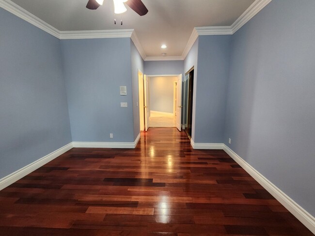 Building Photo - Entertainers Delight with minutes of shopping and restaurants