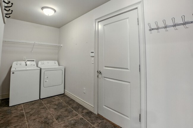 Building Photo - Marvelous 3 Bedroom House In Mill Creek Manor!