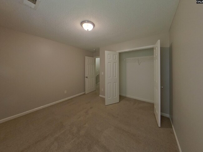 Building Photo - 200 E Lake Trail