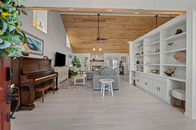 Building Photo - 300 Lan Rob Ln