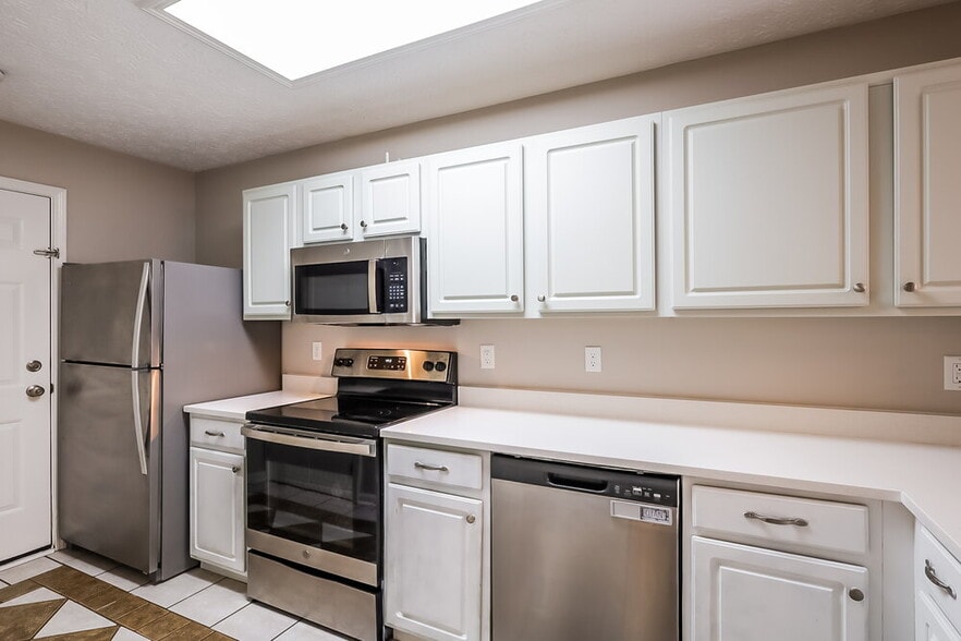 Building Photo - 4439 Connaught Dr E