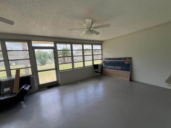 Building Photo - 1920 W Lakeview Blvd