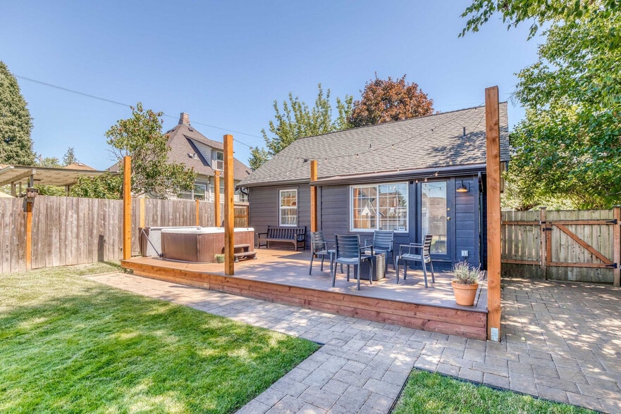 Building Photo - 214 Ave F