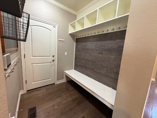 Building Photo - "Luxurious 5-Bedroom Haven in Broomfield with Stunning Granite Finishes & Cozy Fireplace!"