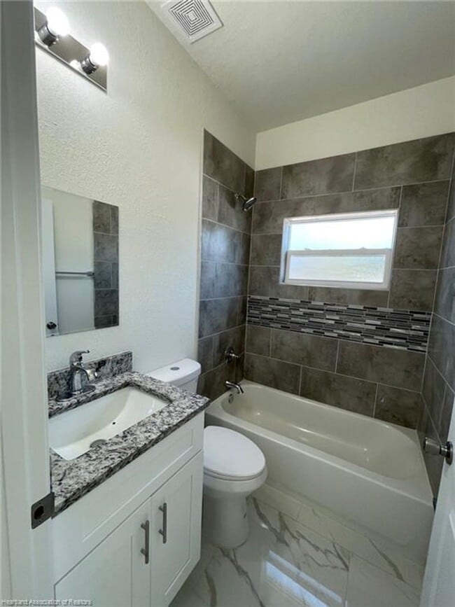 Building Photo - Large 4 Bedroom 2 bath-Lake Placid