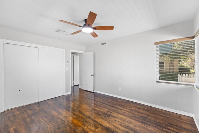 Building Photo - "Charming 3-Bed, 2-Bath Oasis in the Heart of Saint Petersburg – 1,366 Sq Ft of Comfort!"